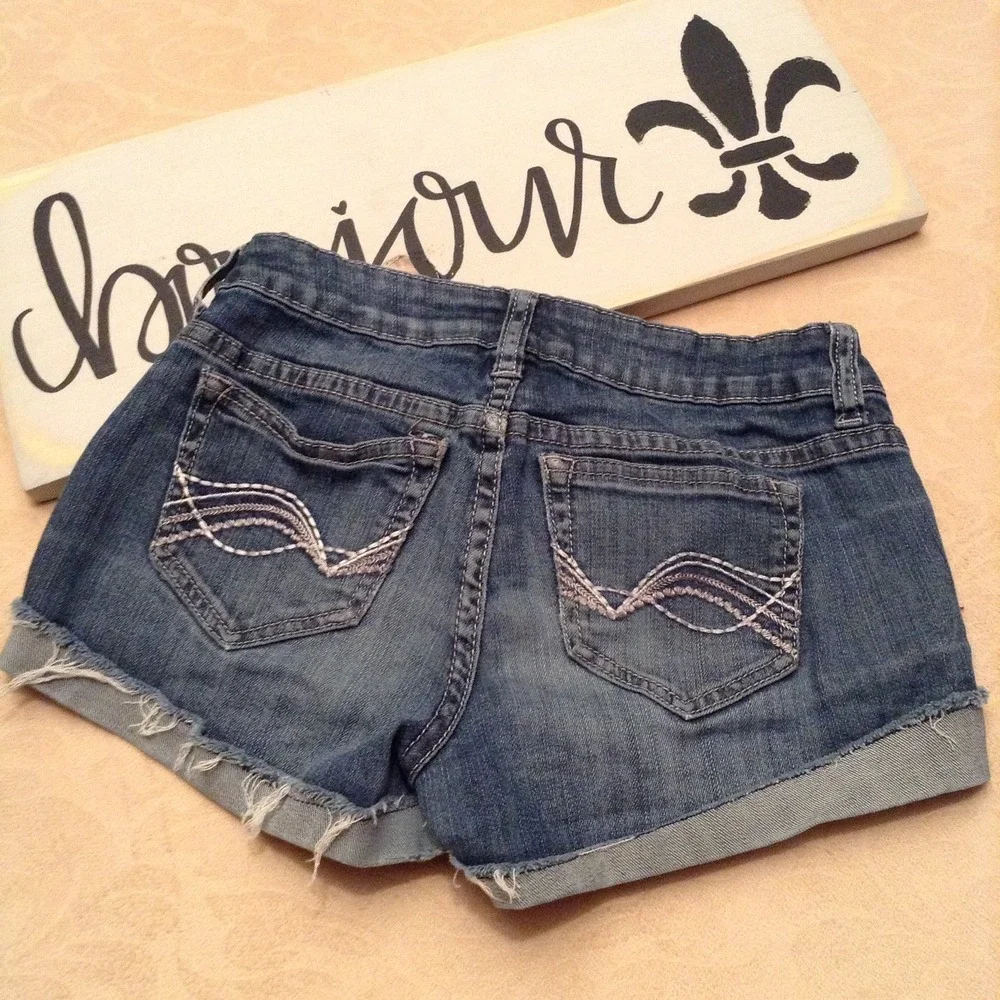 Refuge Women Size 0 Blue Denim Cut Off Shorts Dark Wash Embroidered Back Pockets